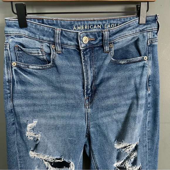 American Eagle Women's Distressed Mom Jean‎ Light/Medium Wash. Size 4 Reg - Picture 2 of 8